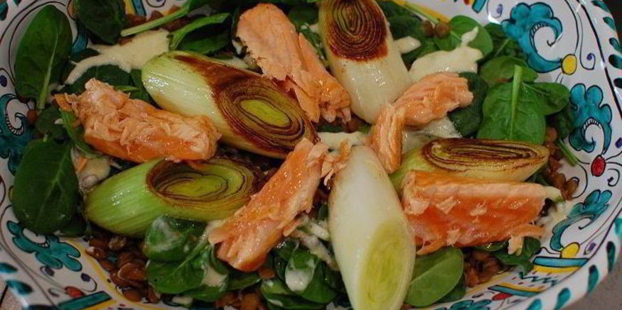 Рецепт семги с чечевицей, шпинатом и луком-пореем