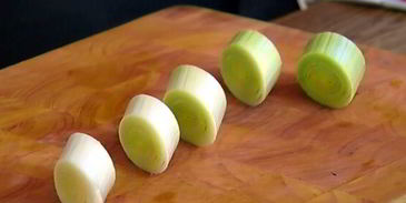 семга с чечевицей, шпинатом и луком-пореем