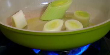 семга с чечевицей, шпинатом и луком-пореем