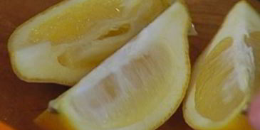 семга с чечевицей, шпинатом и луком-пореем