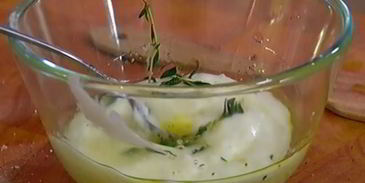 семга с чечевицей, шпинатом и луком-пореем