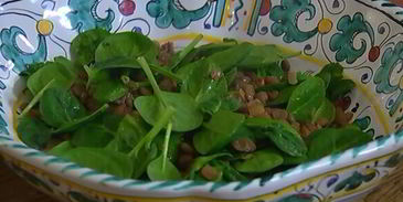 семга с чечевицей, шпинатом и луком-пореем