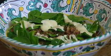 семга с чечевицей, шпинатом и луком-пореем