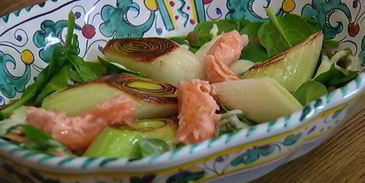 семга с чечевицей, шпинатом и луком-пореем