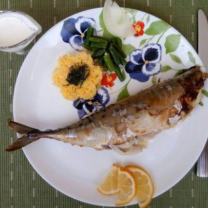 Скумбрия с лимоном и луком