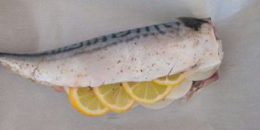 скумбрия с лимоном и луком