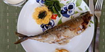 скумбрия с лимоном и луком