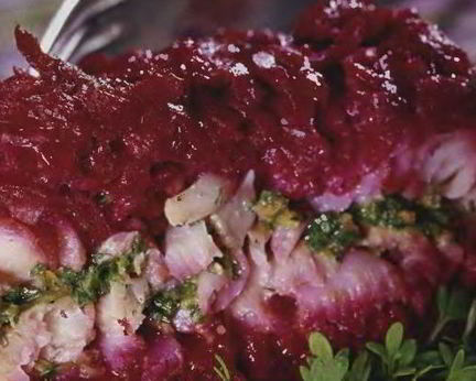 Судак в свекольном полене