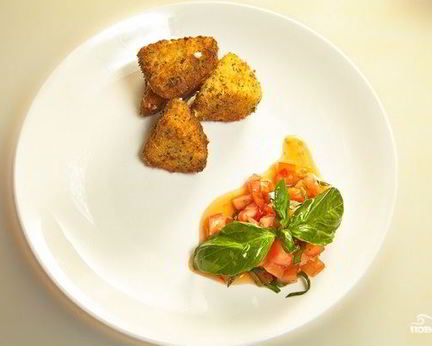 Сулугуни, жаренный в сухарях