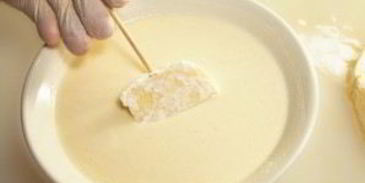 сулугуни, жаренный в сухарях