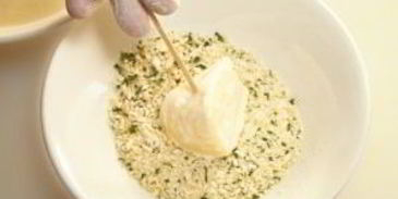 сулугуни, жаренный в сухарях