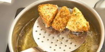 сулугуни, жаренный в сухарях