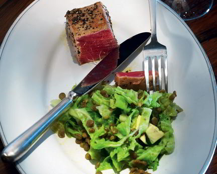 Тунец с капустой, авокадо и чечевицей