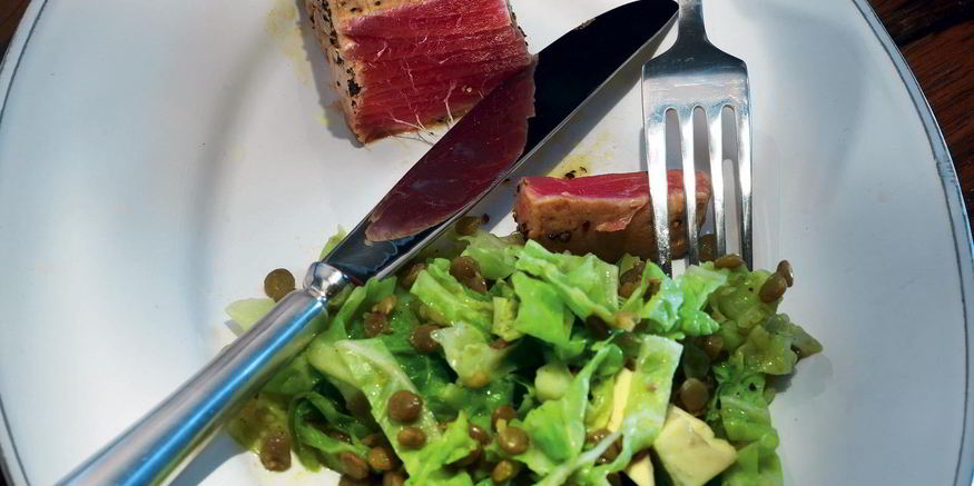 Рецепт тунца с капустой, авокадо и чечевицей