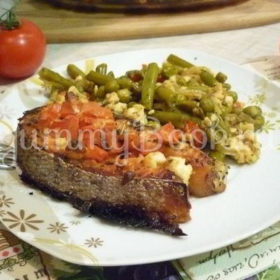 Запеченная семга с брынзой и помидорами