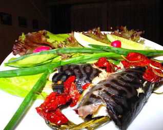 Запеченная скумбрия с вялеными помидорами и розмарином