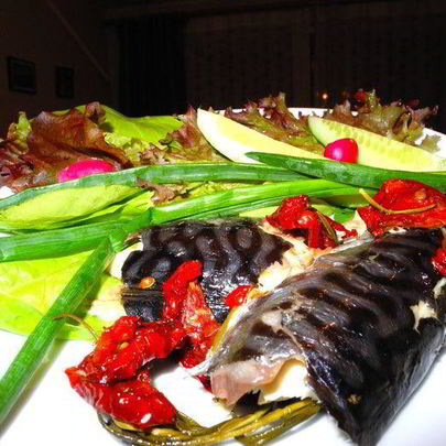 Запеченная скумбрия с вялеными помидорами и розмарином