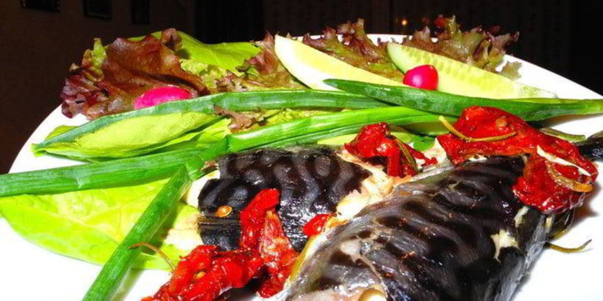 Рецепт запеченной скумбрии с вялеными помидорами и розмарином