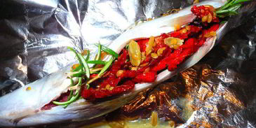 запеченная скумбрия с вялеными помидорами и розмарином