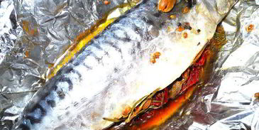 запеченная скумбрия с вялеными помидорами и розмарином