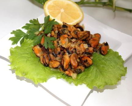 Жареные мидии с луком