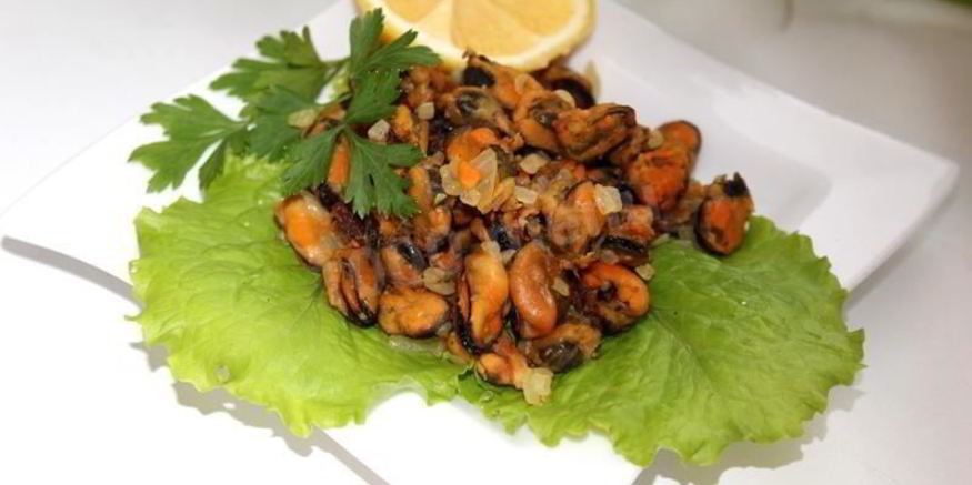 Рецепт жареных мидий с луком