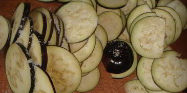 салат-гарнир с баклажанами и помидором