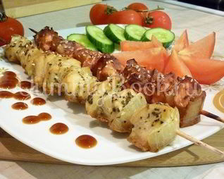 Куриные шашлычки на шпажках Красное и белое