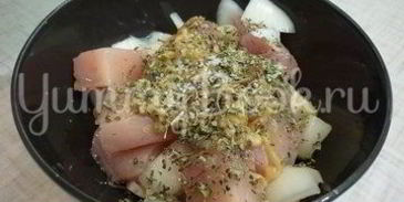 куриные шашлычки на шпажках красное и белое