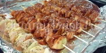 куриные шашлычки на шпажках красное и белое