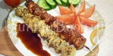 куриные шашлычки на шпажках красное и белое