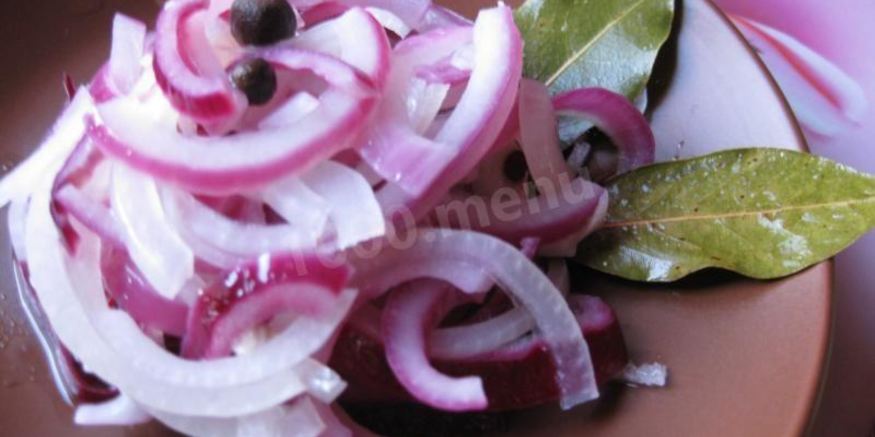 Рецепт маринованного лука с медом к шашлыку и мясу