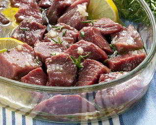 Мясо шашлыка с лимоном и чесноком