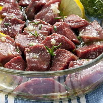 Мясо шашлыка с лимоном и чесноком
