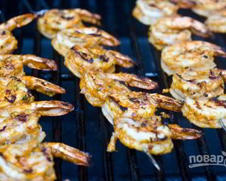 Шашлычки из креветок на гриле