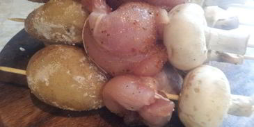 шашлычки из курочки с молодой картошечкой и шампиньонами