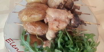 шашлычки из курочки с молодой картошечкой и шампиньонами