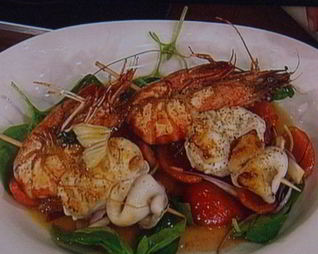 Шашлык — ассорти из морепродуктов с салатом из грейпфрута