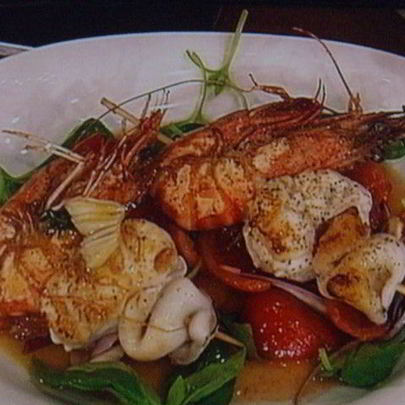 Шашлык — ассорти из морепродуктов с салатом из грейпфрута