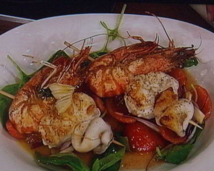 Шашлык — ассорти из морепродуктов с салатом из грейпфрута