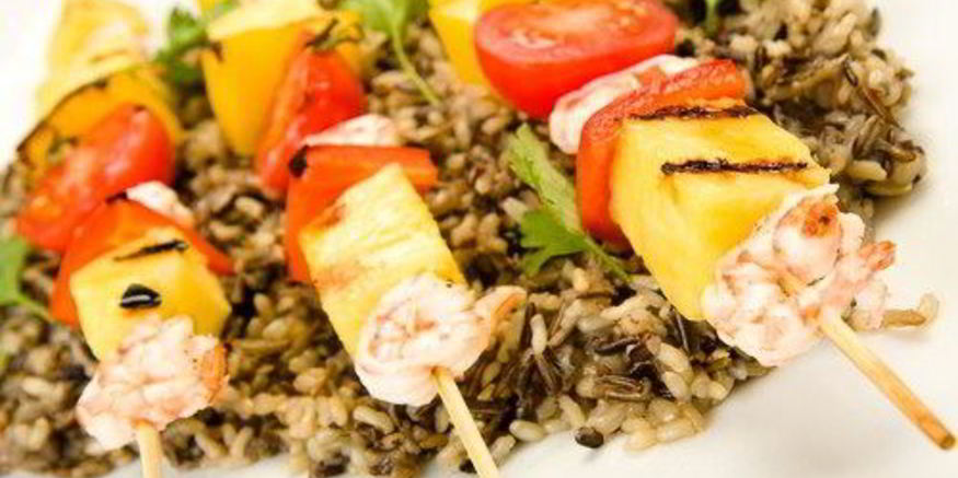 Рецепт шашлыков из креветок и ананасов на гриле в соусе терияки с кунжутом