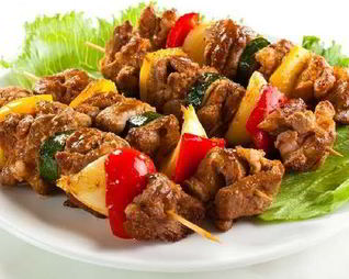 Свиной шашлык с овощами на шпажке