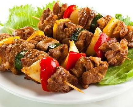 Свиной шашлык с овощами на шпажке