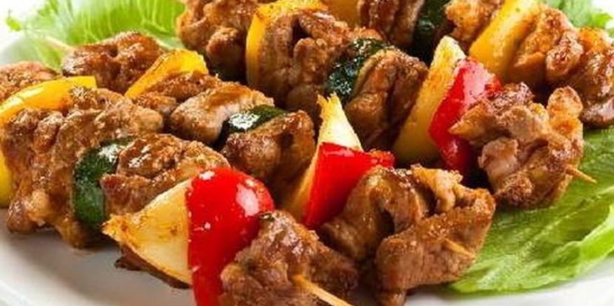 Рецепт свиного шашлыка с овощами на шпажке