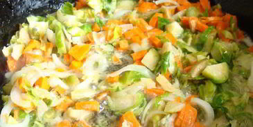 капустный шницель с грибами и овощами