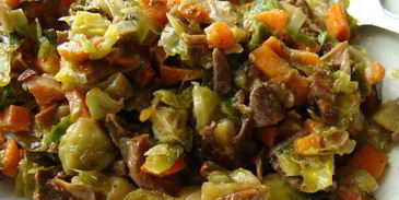 капустный шницель с грибами и овощами