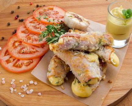 Шницель с сыром в беконе