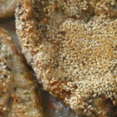 Шницель в мятной панировке с кунжутом