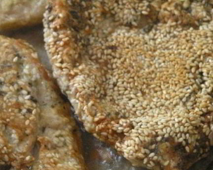 Шницель в мятной панировке с кунжутом