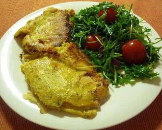 Шницель в пряной горчичной панировке с салатом